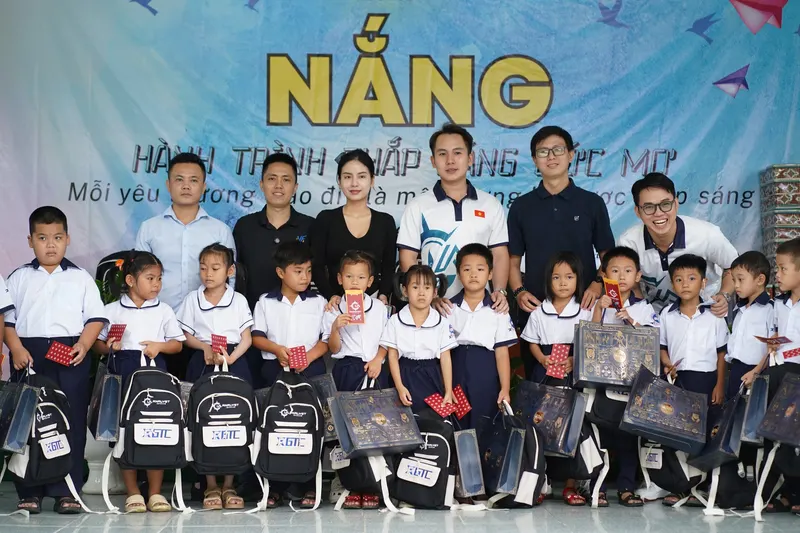 Tặng quà học sinh khó khăn của VF Caput tại Đồng Tháp